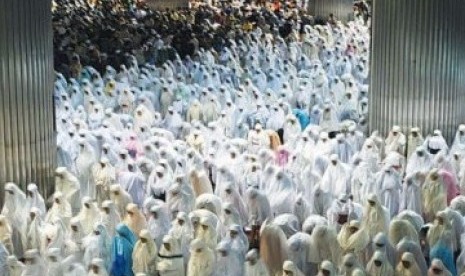 Shalat Ied, di tengah suasana pandemi Covid-19 bisa dilakukan dengan syarat-syarat tertentu sesuai protokol Covid-19. Foto jamaah shalat Ied  (ilustrasi).