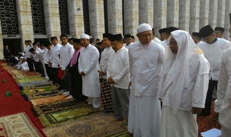 Shalat istisqa di halaman Masjid Istiqlal, Jakarta, Ahad (1/11). 