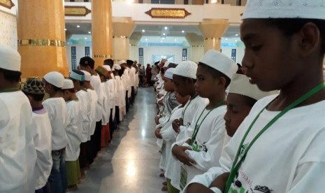 Shalat jamaah anak-anak se kabupaten Fakfak.