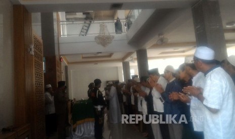 Shalat jenazah gelombang kesebelas untuk KH Hasyim Muzadi diimami pimpinan Ponpes Bahrul Maghfiroh Malang KH Lukman Al-Karim (Gus Lukman).