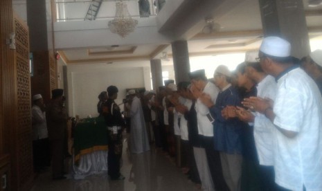 Shalat jenazah gelombang ke-11 untuk KH Hasyim Muzadi diimami pimpinan Ponpes Bahrul Maghfiroh Malang KH Lukman Al-Karim (Gus Lukman).