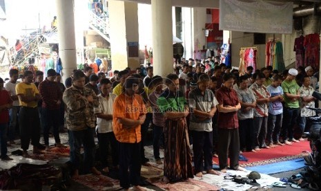  Shalat Jumat di Lorong Pasar. Jamaah melaksanakan Shalat Jumat di lorong Pasar Tanah Abang, Jakarta, Jumat (26/6).