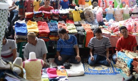  Shalat Jumat di Lorong Pasar. Jamaah melaksanakan Shalat Jumat di lorong Pasar Tanah Abang, Jakarta, Jumat (26/6).