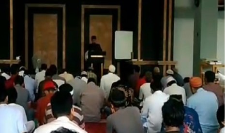 Shalat Jumat di Masjid Al Ikhlas Maharaja Depok