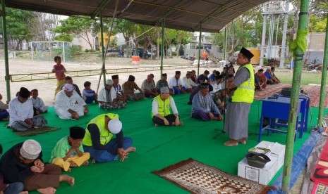 Shalat Jumat di Masjid Darurat Kamp Pengungsian Tondo Palu Utara, Jumat (19/10).