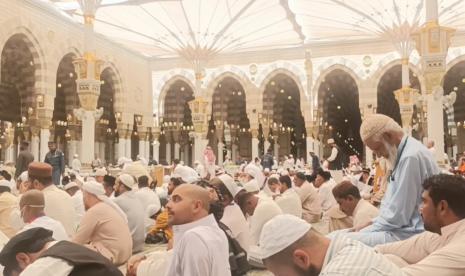 Shalat Jumat di Masjid Nabawi, Madinah, Arab Saudi.