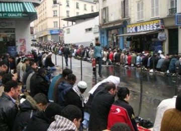 Shalat Jumat di Prancis meluber hingga ke jalan