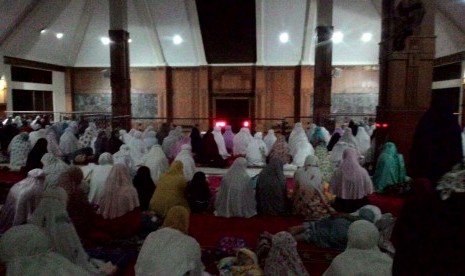 Sholat shubuh berjamaah.