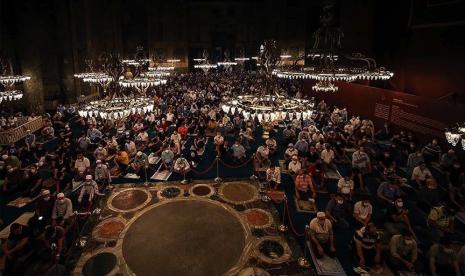 Shalat Subuh berjamaah yang membludak di Hagia Sophia