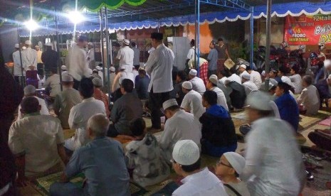 Shalat subuh berjamaah di masjid Joglokariyan.