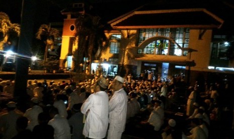 Shalat subuh di pelataran masjid Balaikota Depok.