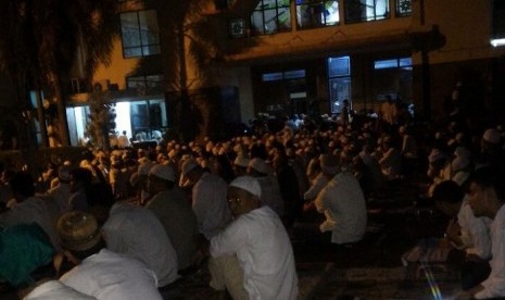 Shalat subuh di salah satu masjid di Depok, Senin (12/12).