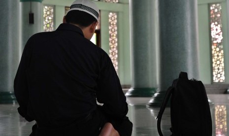 Bolehkah Menunda Sholat karena Pekerjaan?