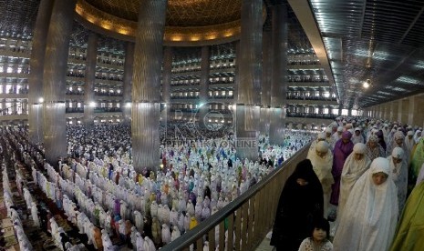 Shalat Tahajud Berjamaah (ilustrasi). Sholat Tahajud, Bacaan Niat dan Doanya Lengkap