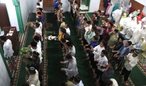 Shalat tarawih berjamaah.