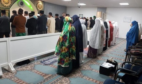 Shalat Tarawih berjamaah di PPME Al-Ikhlash, Amsterdam, Belanda, Sabtu (11/5).