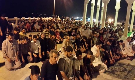 Shalat tarawih di Gaza, Palestina.