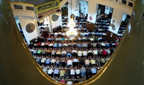 Shalat tarawih di masjid Cut Meutia, Jakarta.