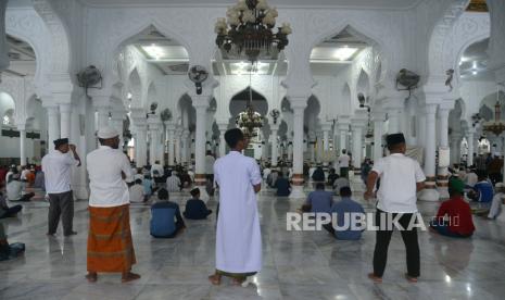 Sholat Jumat di Zona Merah Ikuti Protokol Kesehatan