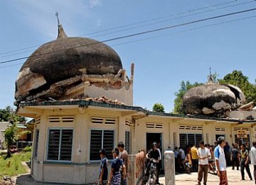 Shalat Jumat usai terjadi gempa Padang