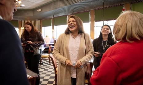 Shama Haider, Muslim Pertama Anggota Legislatif New Jersey. Shama Haider (tengah) adalah wanita muslim pertama yang menjabat sebagai legislator negara bagian New Jersey, Amerika Serikat (AS).