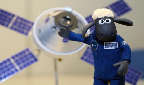 Shaun, karakter utama dari serial TV stop-motion Aardman Shaun the Sheep, berpose dengan model pesawat ruang angkasa Orion dan modul layanan Eropa. Shaun terbang dengan Artemis 1 Official Flight Kit (OFK) atas nama ESA