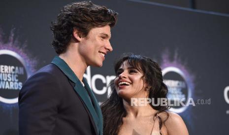 Shawn Mendes (kiri) dan Camila Cabello (kanan).