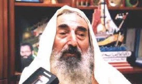  Sheikh Ahmed Yassin, pemimpin spiritual kelompok Hamas Palestina tewas dalam serangan udara Israel pada 22 Maret 2004. Ia menjadi target saat kembali dari masjid di kota Gaza.