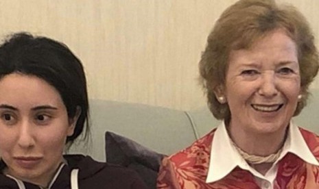 Sheikha Latifa Bin Mohammed bin Rashid Al Maktoum II (kiri) dan Mary Robinson. 