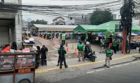 Shelter ojek daring di lahan eks Pasar Blora yang terletak 100 meter dari Stasiun Sudirman, Jakarta Pusat.