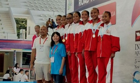 Shelvy Melowa depan baju biru (manajer kompetisi renang artistik) berpose bersama pemenang renang artistik.