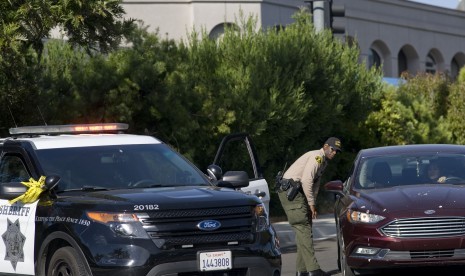 Sherif mengarahkan pengendara setelah terjadi penembakan di Sinagoge Chabad, Poway, Kalifornia, AS, 27 April 2019. 