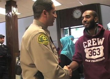 Sherif Morsi yang beragama Islam (kiri) adalah Wakil Kepala Polisi Los Angeles berusaha merangkul komunitas muslim.