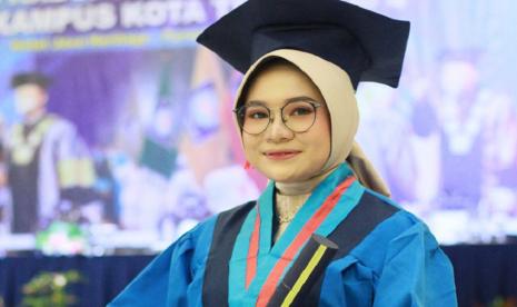 Sherina Syafna, alumni program studi (prodi) Sistem Informasi Akuntansi (SIA) Universitas BSI (Bina Sarana Informatika) nikmati berkarier sebagai general manager di PT Gemilang Lestari Teknindo. Perusahaan ini merupakan usaha yang dikembangkan keluarganya dalam bidang manufaktur pengelolaan logam. 