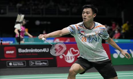 Shesar Hiren Rhustavito melakukan pukulan balik ke arah Lee Zii Jia dari Malaysia pada pertandingan putaran kedua tunggal putra turnamen bulu tangkis Malaysia Open di Kuala Lumpur, Malaysia, Kamis, 30 Juni 2022. 