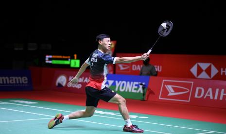 Shesar Hiren Rhustavito saat beraksi di babak pertama Daihatsu Indonesia Masters 2021, Rabu (17/11).