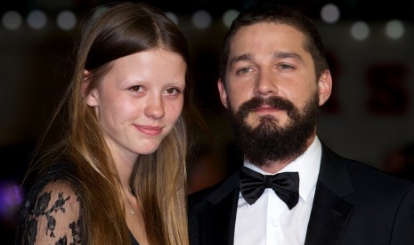 Shia LaBeouf (kanan) dan kekasihnya Mia Goth (kiri)