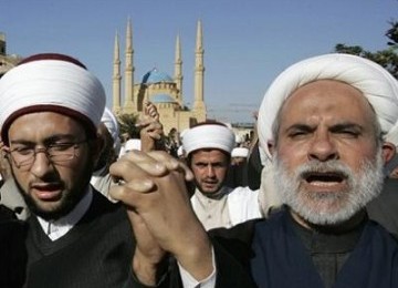 Shiite and Sunni are hand in hand (ilustration).