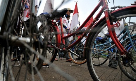 Shiite community from Sampang hold a rally by riding bicycles in front of Presidential Palace in Jakarta on June. (file photo) 