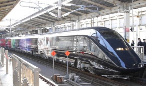 Shinkansen warna hitam yang sengaja tampil unik untuk memikat lebih banyak penumpang.