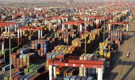 Shipping containers are seen piled up at a port in Qingdao, Shandong province December 10, 2013. China's leaders began mapping out their economic and reform plans for 2014 behind closed doors on Dec. 9, 2013.