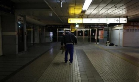 Shizuya Nishiyama, a 57-year-old homeless man from Hokkaido, walks at Sendai Station in Sendai, northern Japan December 18, 2013. 