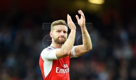 Shkodran Mustafi memberikan tepuk tangan usai Arsenal sukses mengalahkan Swansea dalam lanjutan Liga Primer Inggris, Ahad (15/10). Arsenal menang 3-2.