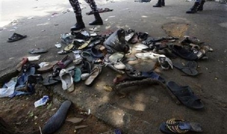 Shoes are seen along a street in Plateau district where a stampede occurred after a New Year's Eve fireworks display in Abidjan January 1, 2013.   