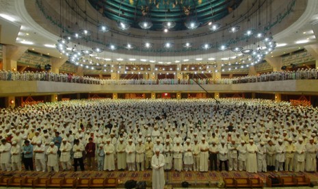  Masjid At-Tin, Sunda Kelapa, Al-Azhar Akan Gelar Sholat Ied. Foto:  Sholat berjamaah di masjid At-Tin Taman Mini Indonesia Indah Jakarta (Ilustrasi)