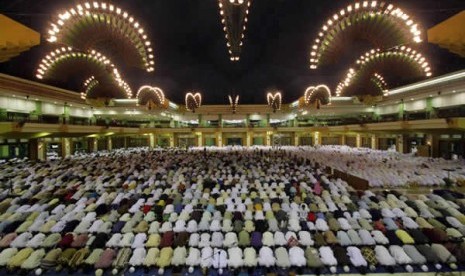 Sholat berjamaah di masjid Islamic Center Jakarta utara (Ilustrasi)