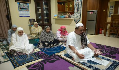 Sholat berjamaah di rumah saat pemberlakuan PSBB di masa pandemi.