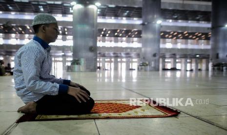 Terdapat amalan yang dapat menghapus dosa dan cukup sederhana. Sholat di Masjid Istiqlal (ilustrasi)