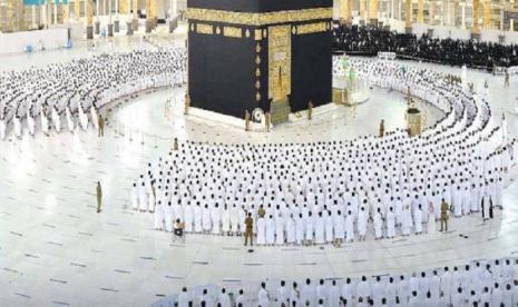 Sholat di Masjidil Haram tanpa jarak antar jamaah