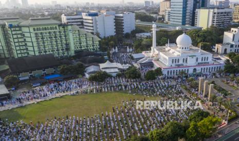 Sholat Idul Adha 1441 H di lingkungan Masjid Al-Azhar, Jakarta, Jumat (31/7/2020).